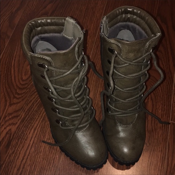 Worn once boots size 8.5 - Picture 2 of 3